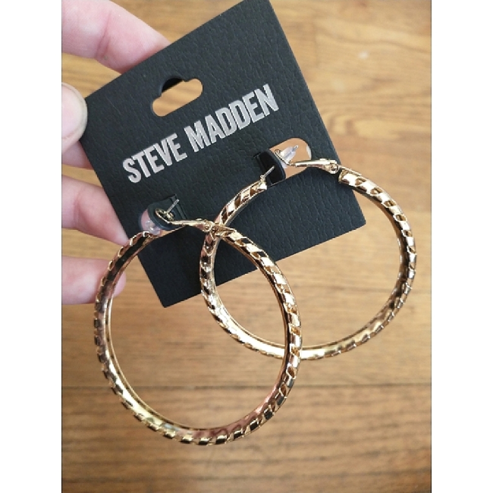 NWT! STEVE MADDEN Gold Textured Hoop Earrings - Picture 9 of 11